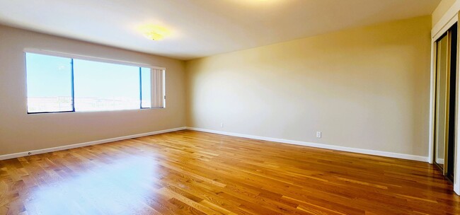 Building Photo - SUPER SPACIOUS, 3 LEVELS, 3 BONUS Rooms-SI...