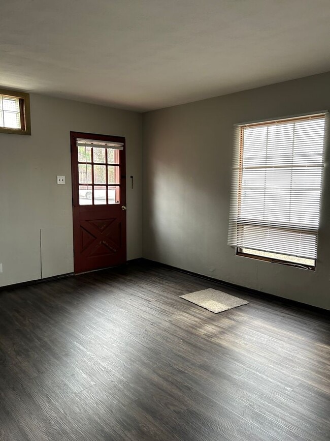 Building Photo - 108 Lucia Ln