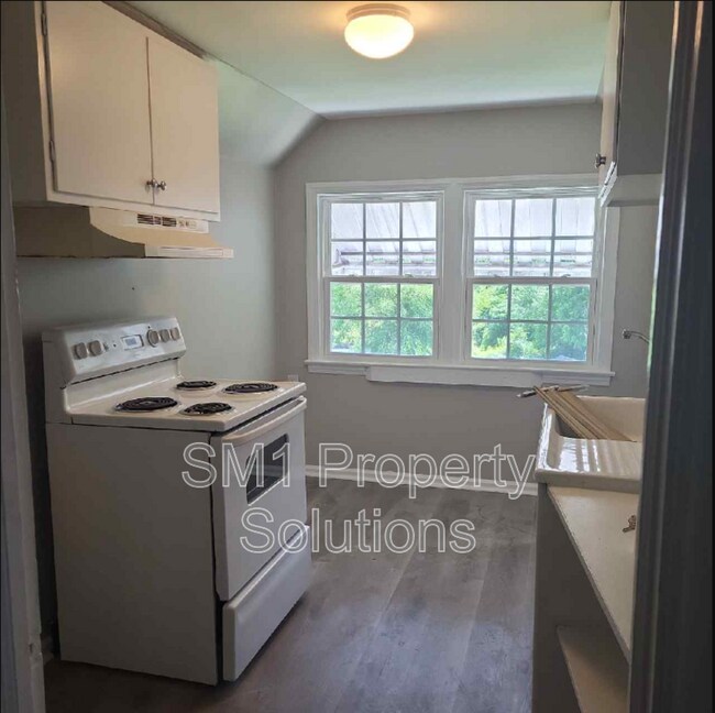Building Photo - 1606 Summit Avenue - C