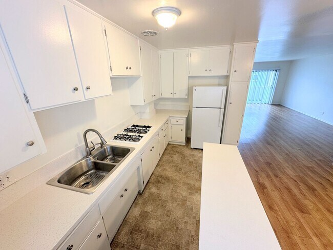 Building Photo - WEST LA: Large & Bright 1 bed/1 bath apart...