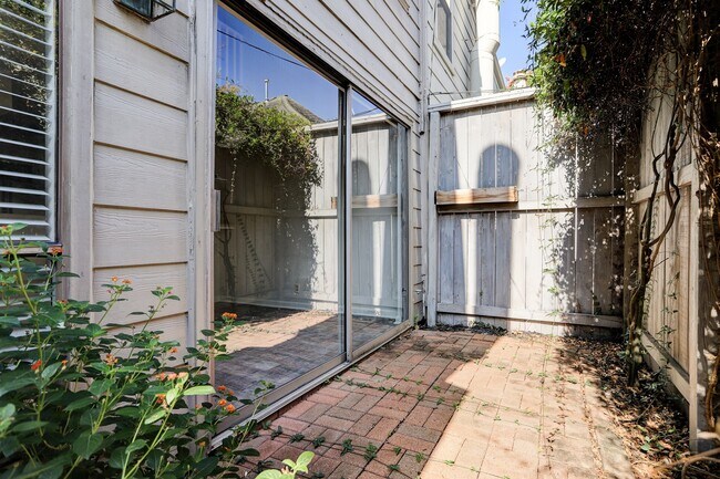 Building Photo - 2023 Converse St