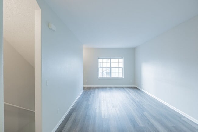 Building Photo - Stylish 2-Bedroom Condo Near OSU – Spaciou...