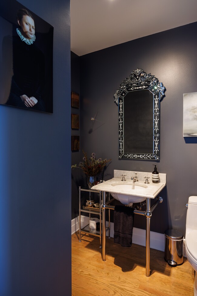Building Photo - STUNNING DUMBO LOFT