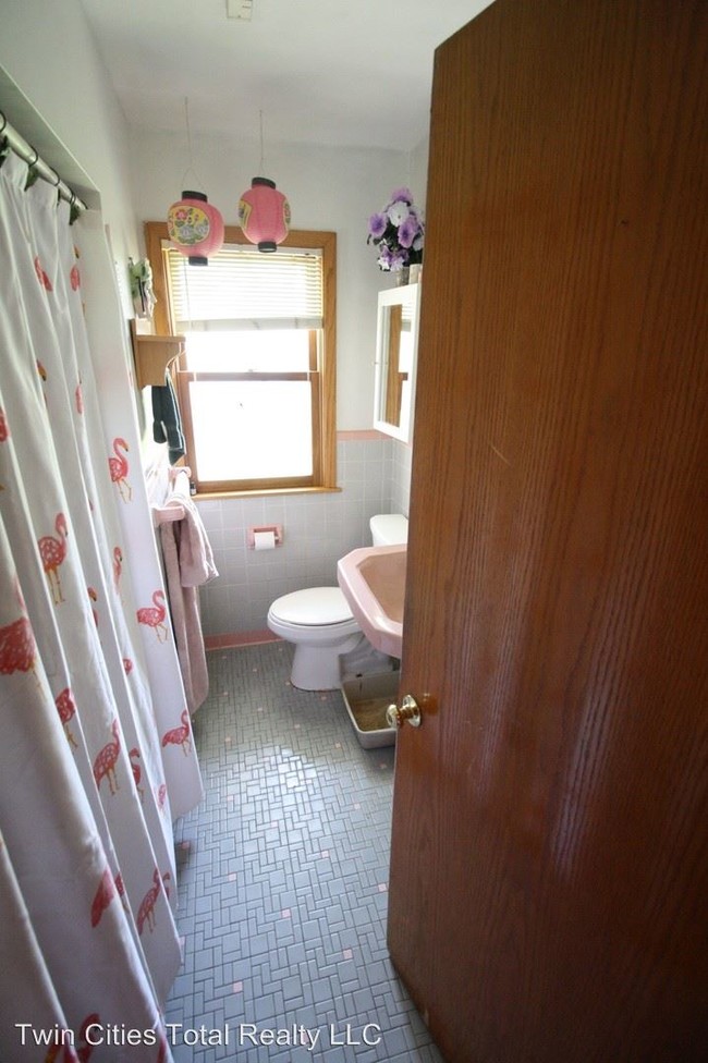 Building Photo - 3 br, 2 bath House - 535 E Minnehaha Parkway