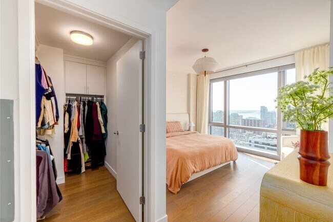 Building Photo - 75 Park Ln S