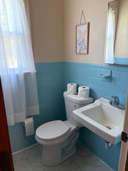1/2 Bath - 3721 Winterhaven Rd