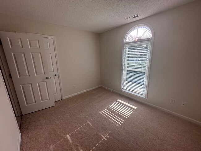 Building Photo - 633 N Hampton Rd