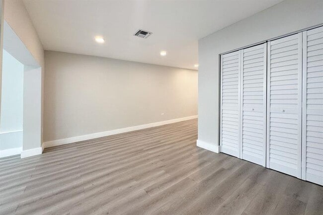 Building Photo - 1641 NE 5th Ct