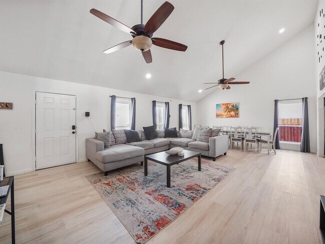 Building Photo - 8007 Beluche Dr