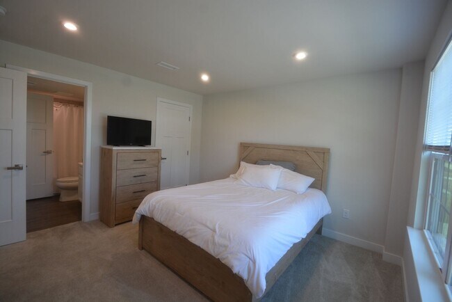 Building Photo - Beautiful and New this 4 Bedroom Townhouse