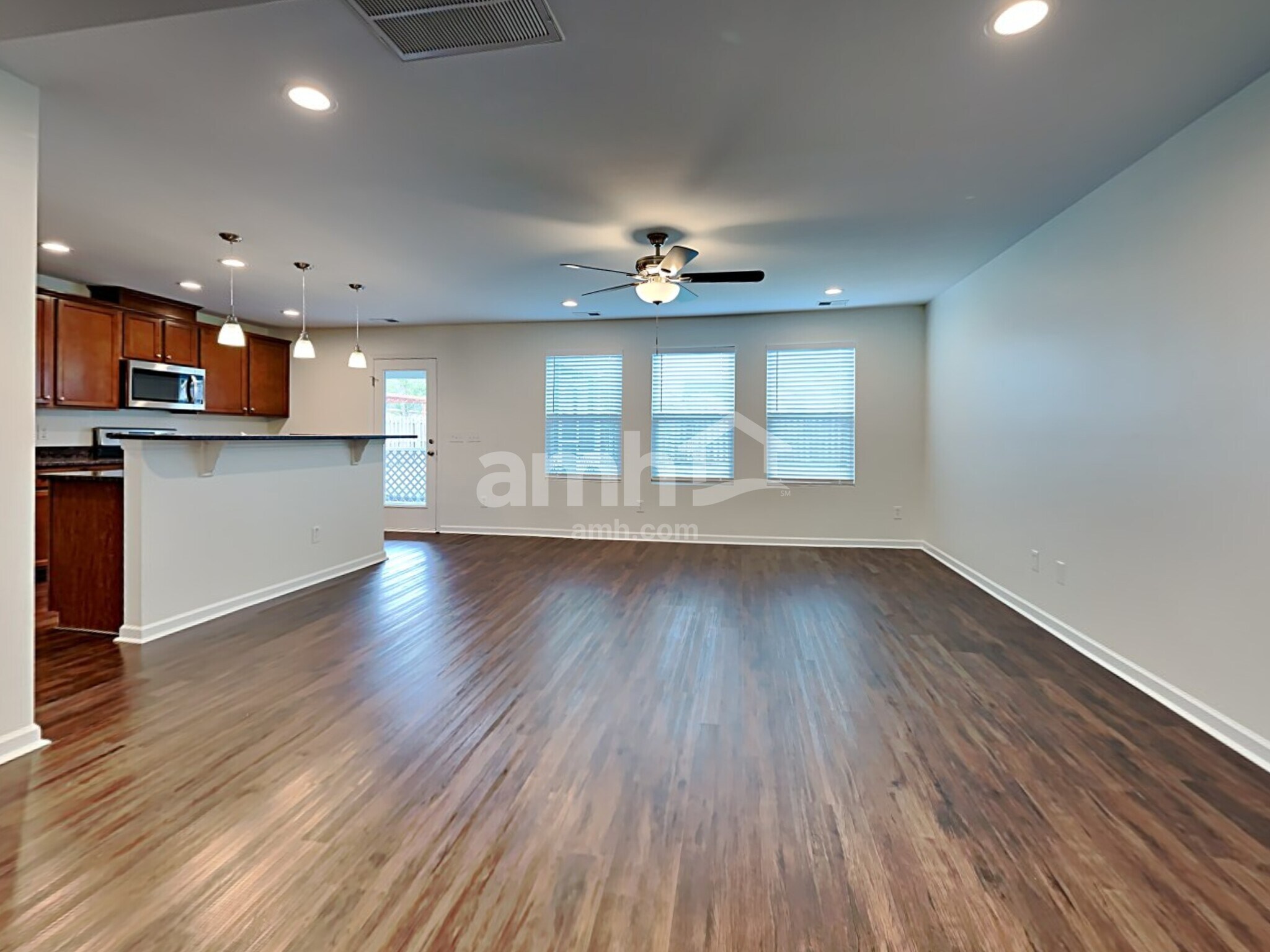 Building Photo - 422 Lions Den Dr