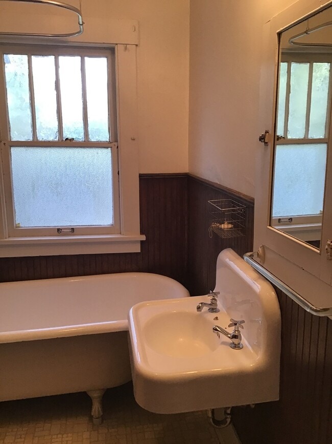 Building Photo - ADA322