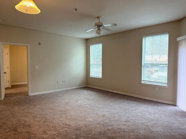Building Photo - 2025 Erving Cir