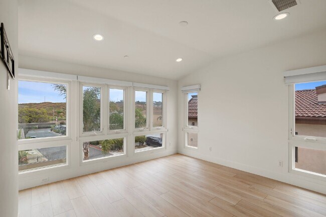 Building Photo - Contemporary luxury in a prime beachside l...