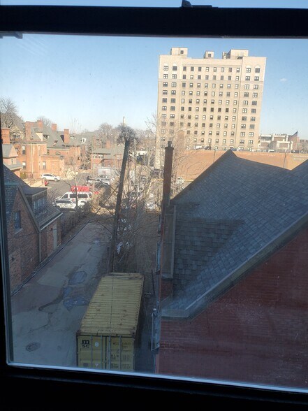 Building Photo - 15 E Kirby St