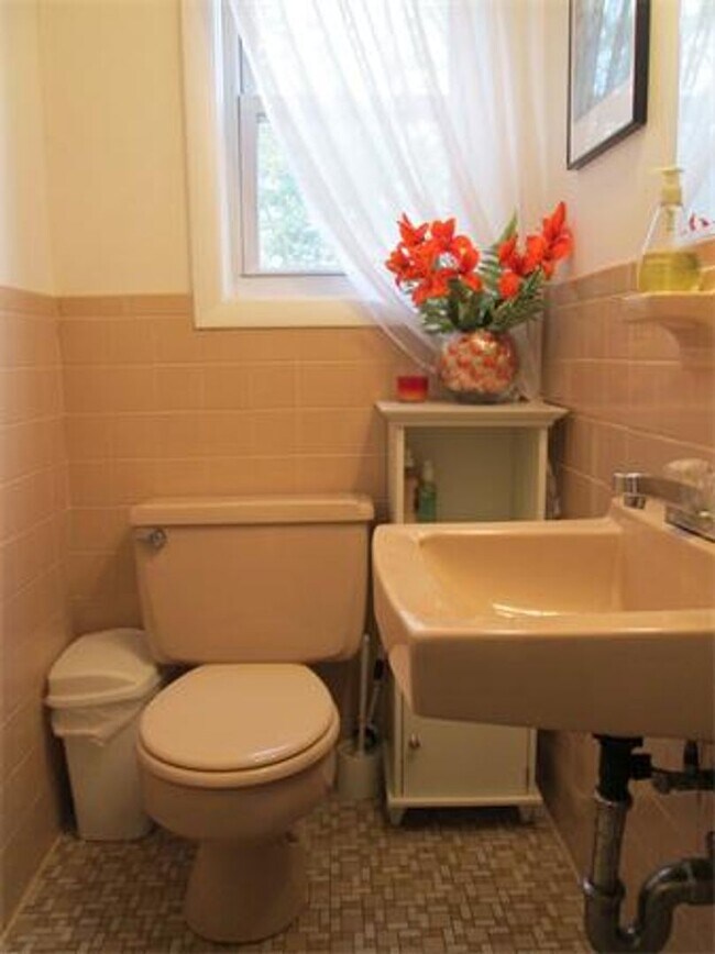 Building Photo - Gorgeous single family home in Needham available for rent NOW!