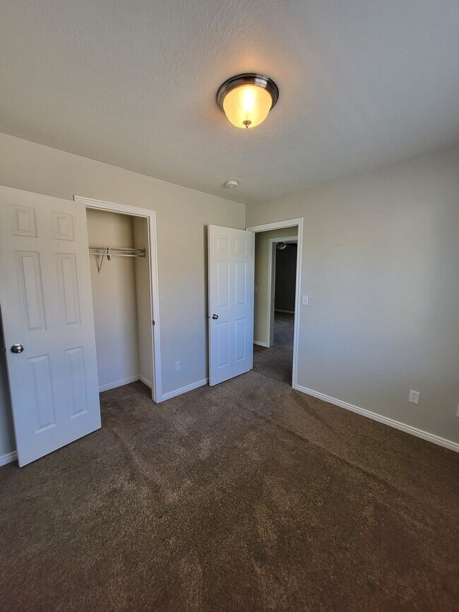 Building Photo - Large Pleasant Grove Home