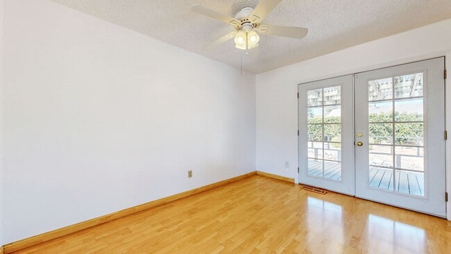 Building Photo - 4 Bedroom 2 Full Bathroom Single Family Ho...