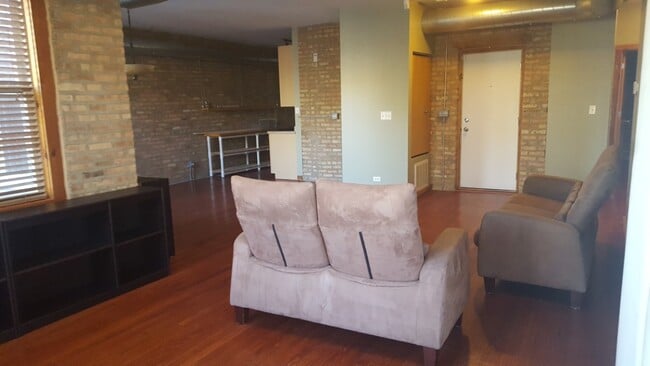 Building Photo - 1657 W Pratt Blvd