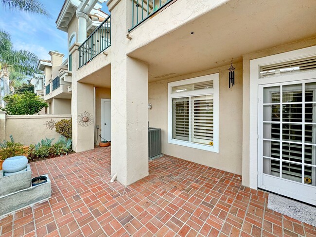 Building Photo - Stunning 2B/2BA Condo in UTC!