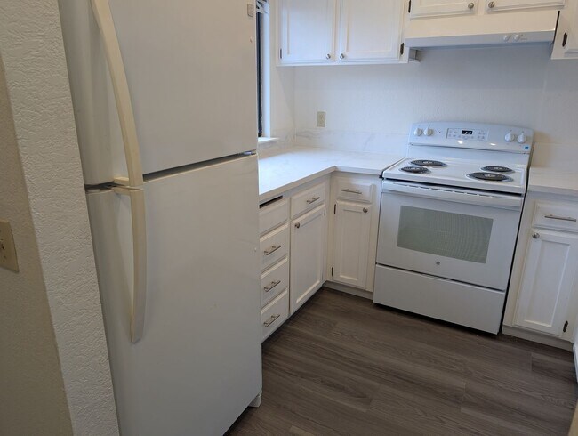 Building Photo - Completely remodeled and updated condo close to Fresno State and shopping. *Ask about the Move-in...