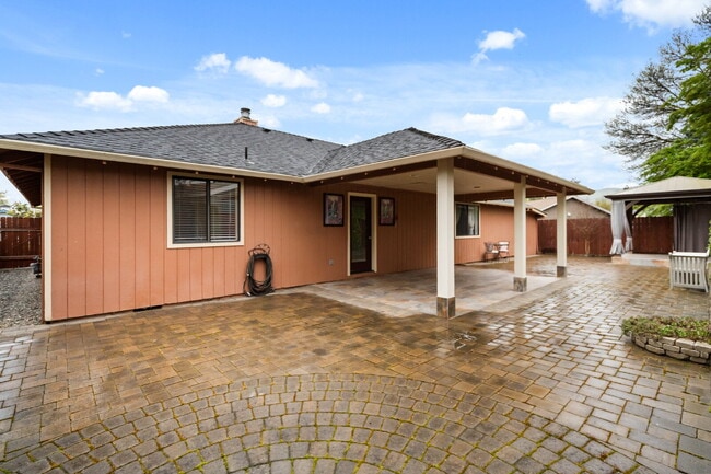 Building Photo - 2360 Temple Dr