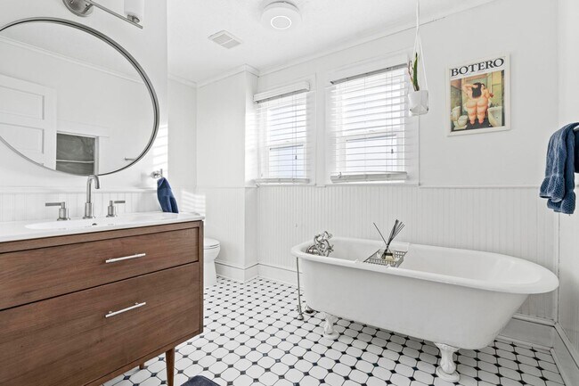 Building Photo - Spacious, historic 3-bdrm/1.5-bath home in...
