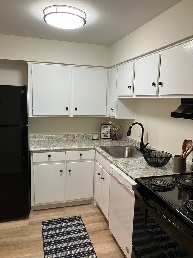 Building Photo - Black Friday Move-in Special! Up to $500 off!