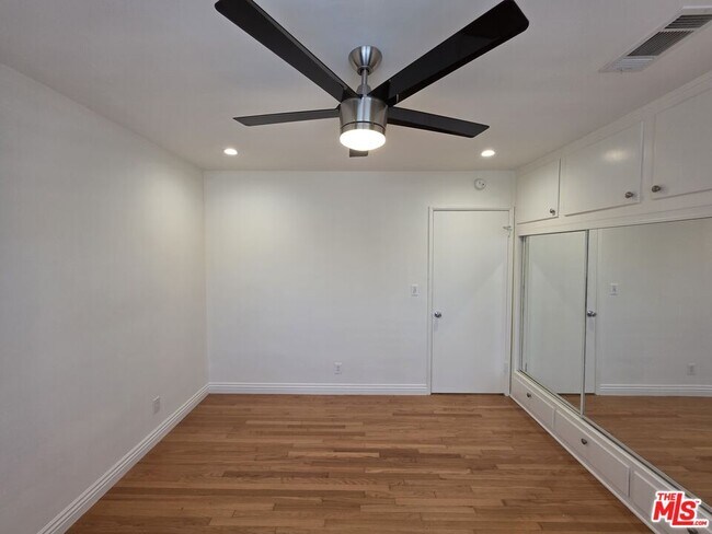 Building Photo - 102 Gaviota Ave