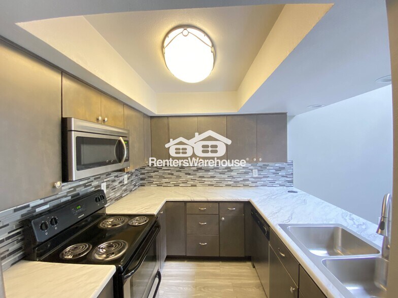 Building Photo - 633 W Southern Ave