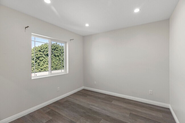 Building Photo - 3 Bedroom & 2.5 Bathroom Townhome with 2 Car Garage & Laundry