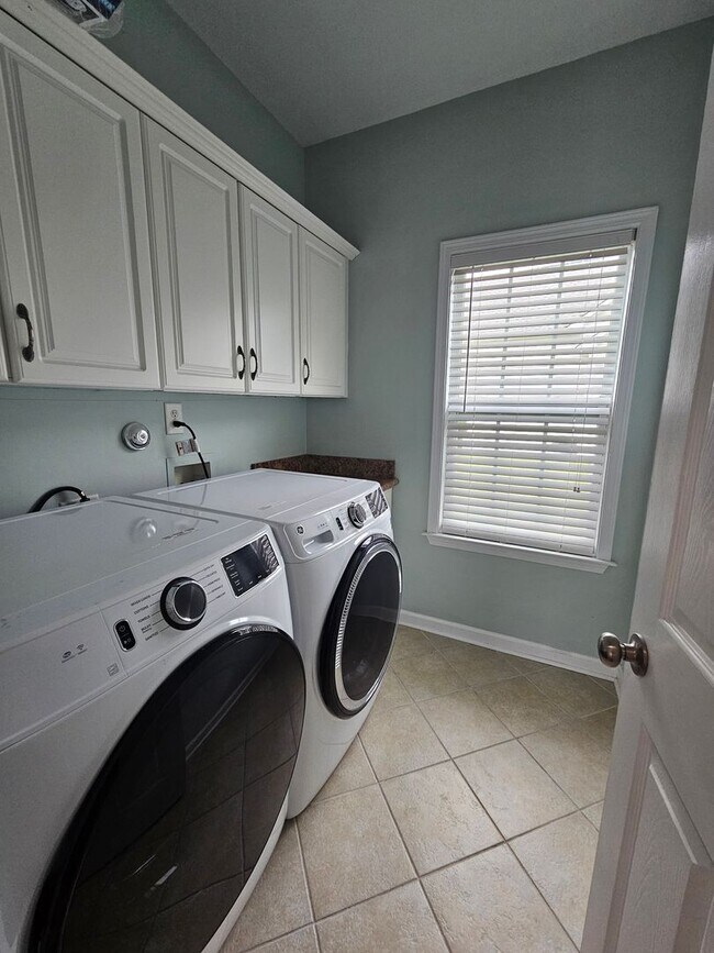 Building Photo - Spacious 4 Bedroom Home in Hampstead