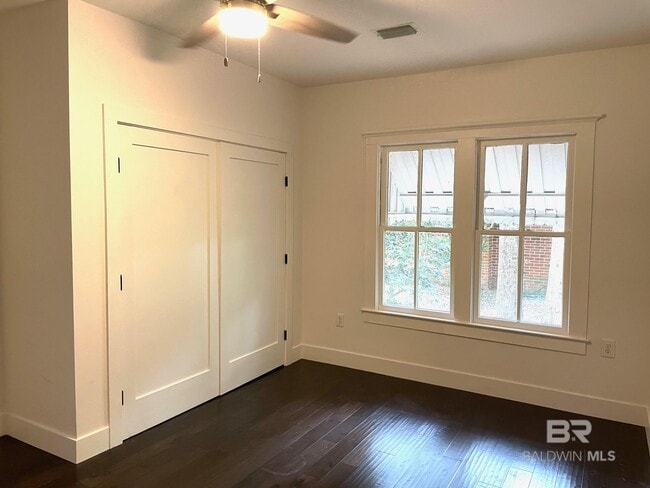 Building Photo - 216 W Rose Ave