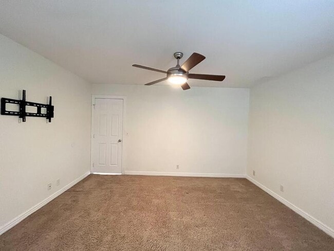 Building Photo - 11301 Sandy Ridge Dr