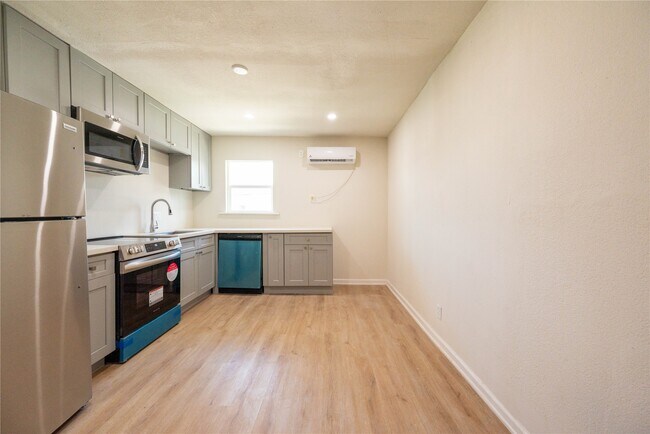 Building Photo - 914 Church St