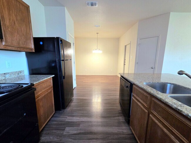 Building Photo - AVAILABLE NOW! (SECTION 8 ACCEPTED)