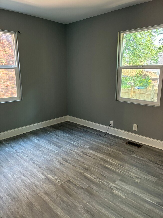 Building Photo - 504 Arsan Ave