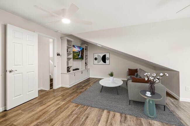 Building Photo - For Lease $2950/Month: Beautifully updated 2/Bdrm Townhome with large Bonus Room
