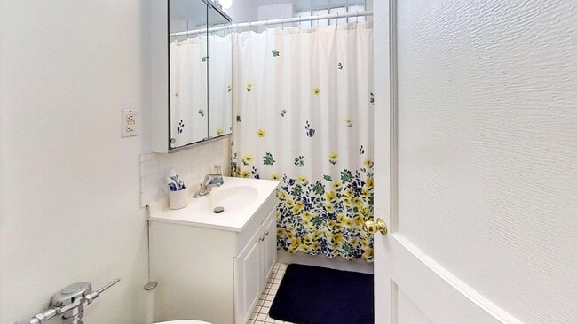 Interior Photo - 734-44 W. Aldine