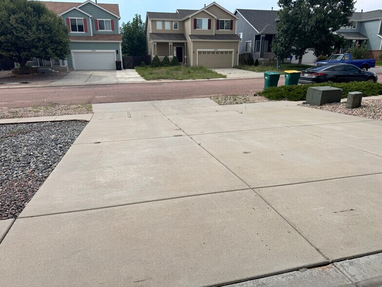 Building Photo - 2271 Woodpark Dr