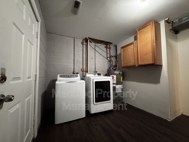 Building Photo - 7301 Drew Ln