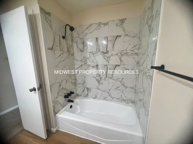 Building Photo - Large 2 Bedroom/1 Bath Duplex in Lee's Summit