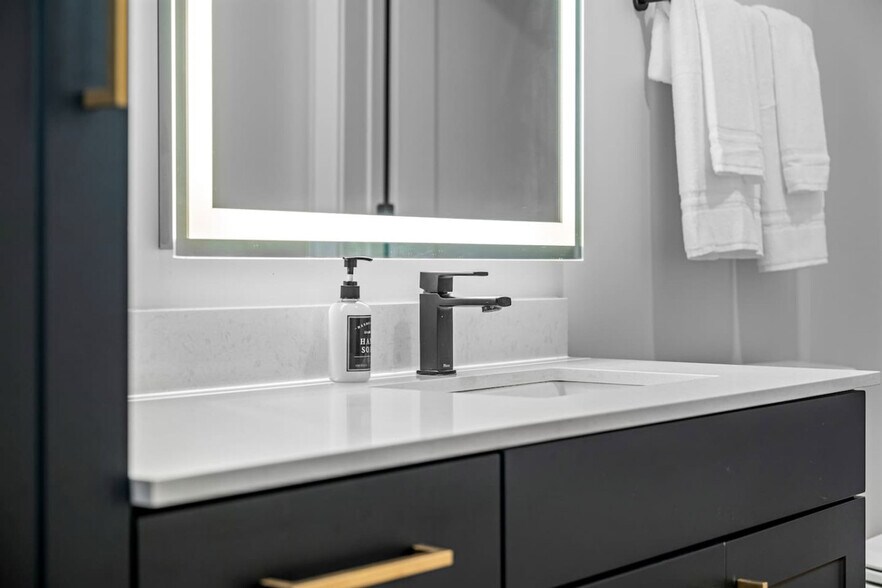 Building Photo - 3302 W Gray St