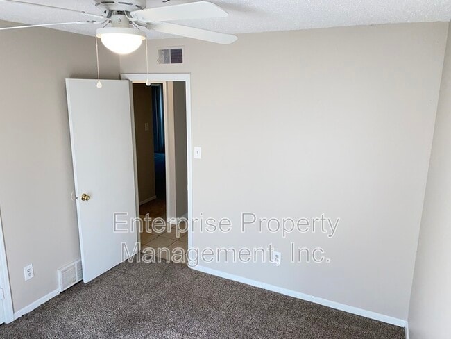 Building Photo - 4381 Howardcrest Dr