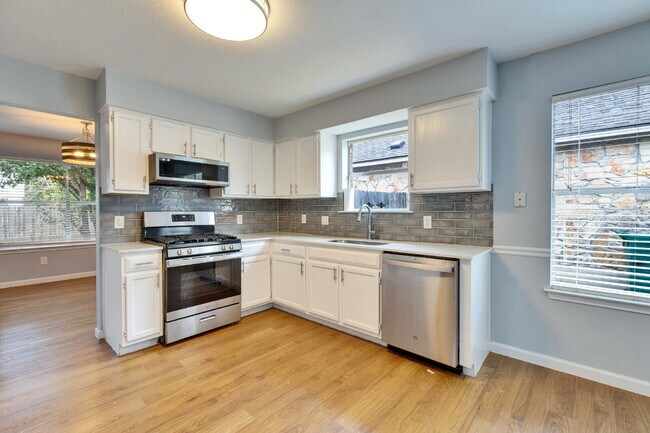 Building Photo - "Charming 3-Bedroom Cedar Park Home with 2...