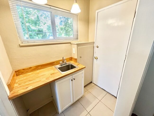 Building Photo - **RESERVE FOR SUMMER 2026** Charming home ...