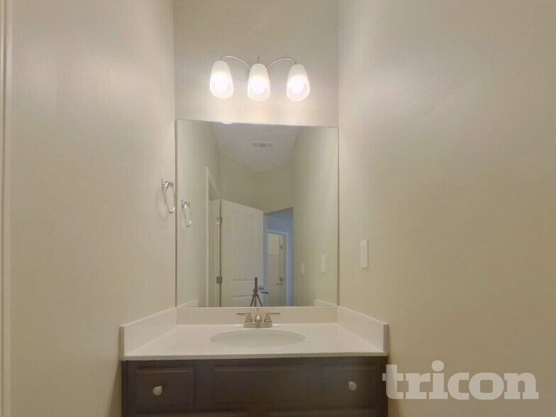 Building Photo - 218 Evergreen Way