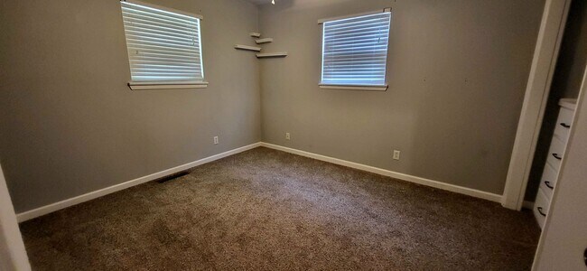 Building Photo - 3 Bedroom 2 Bath 2 Car Garage! Southeast! ...