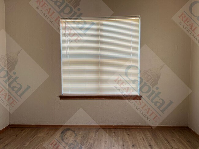 Building Photo - Charming 2 Bedroom