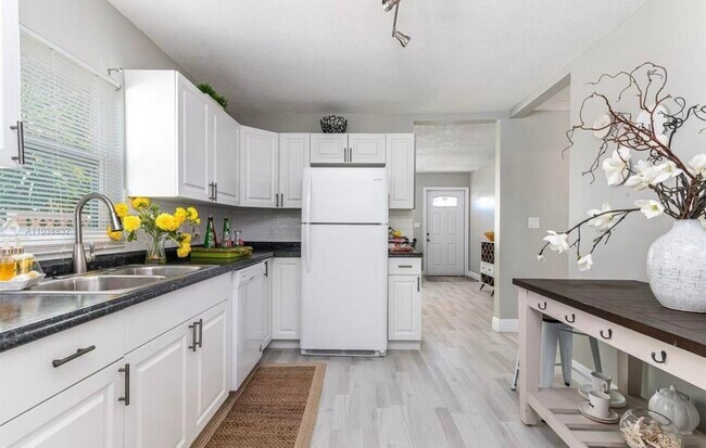 Building Photo - 221 C St